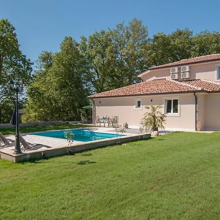 White Rock In Villa *