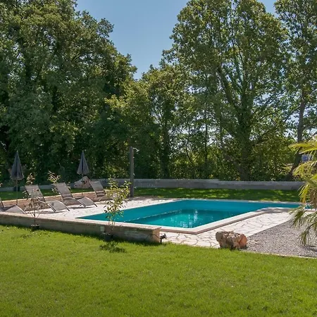 White Rock In Villa *