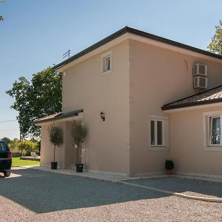 White Rock In Villa *