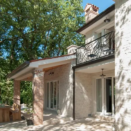 White Rock In Villa
